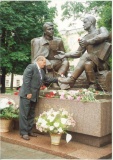 У памятника А.Т. Твардовскому